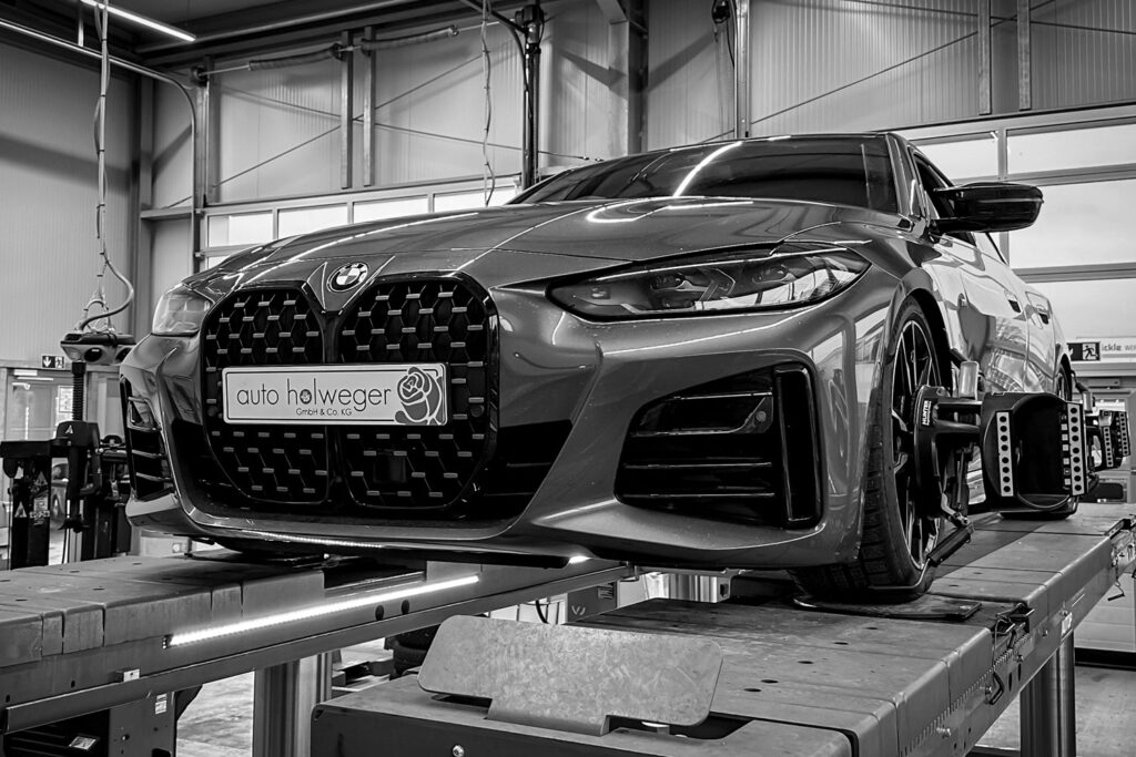 Fahrzeug auf Hebebühne