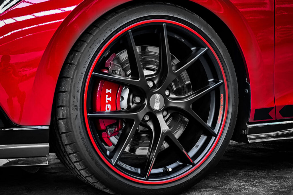Felge und Rad eines Golf GTI