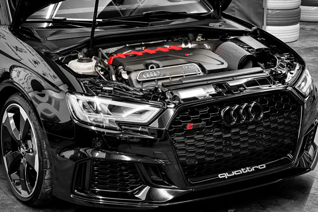 Audi mit offener Motorhaube