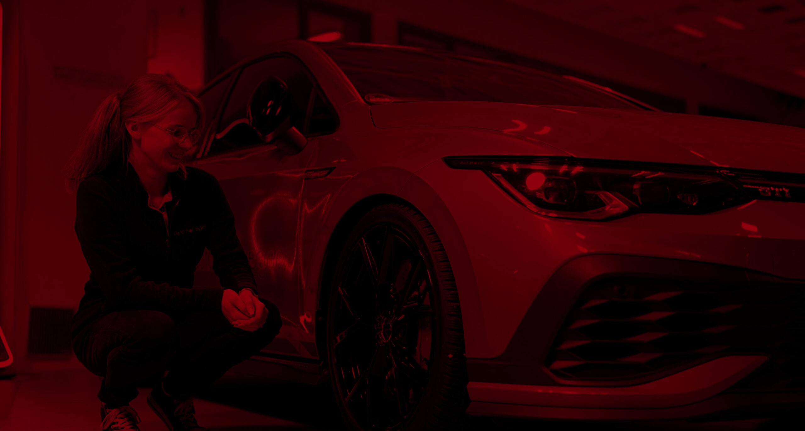 Mitarbeiter begutachtet Rad an Golf GTI