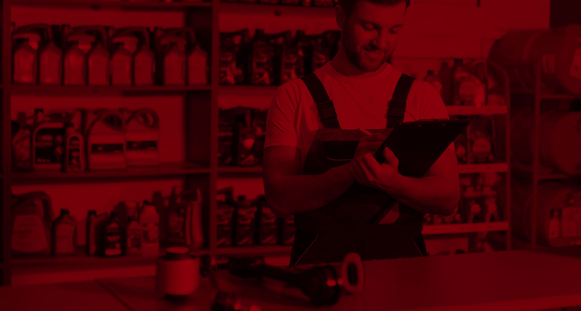 Teiledienstmitarbeiter notiert sich etwas auf Klemmbrett